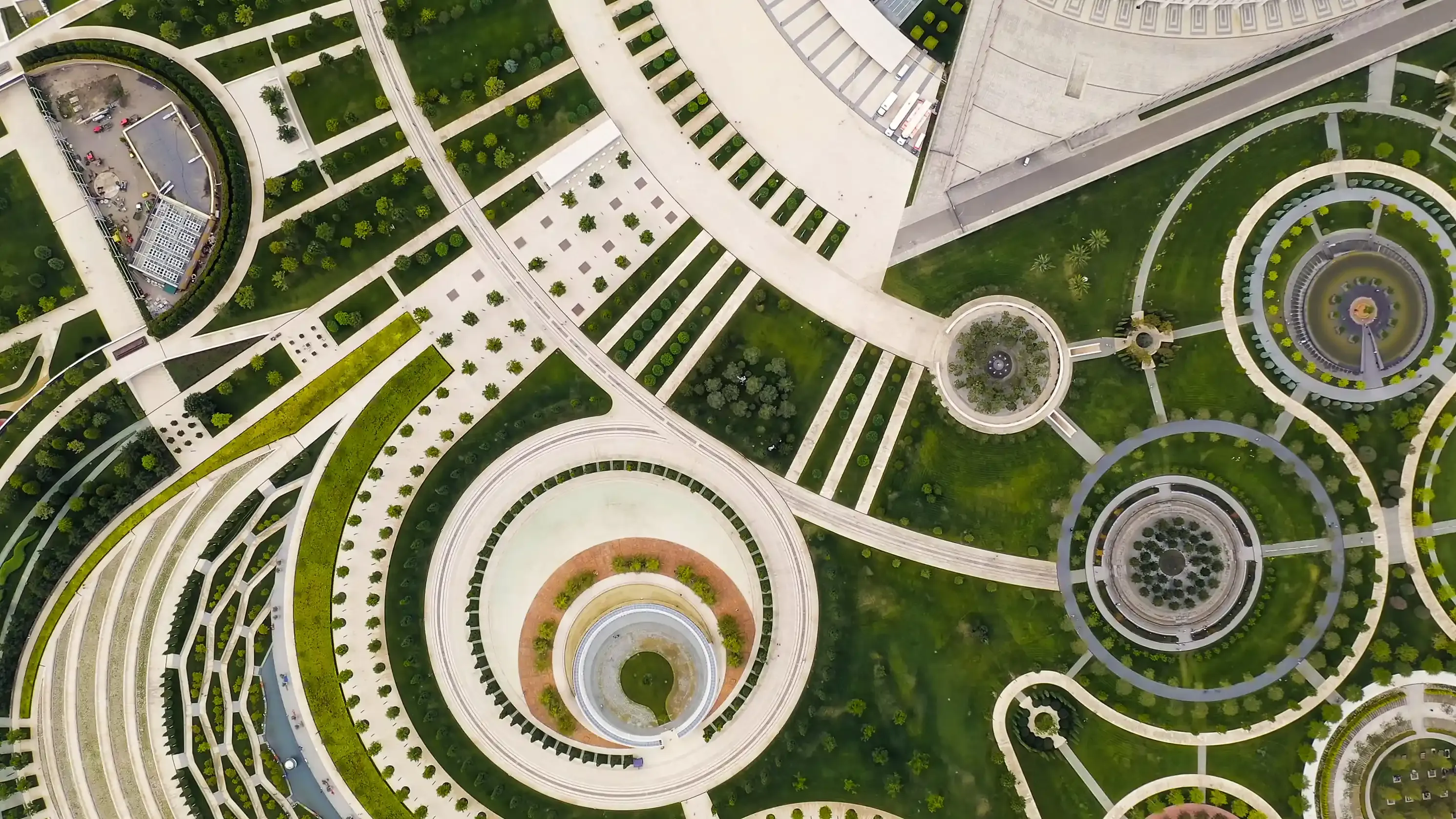 persona analizando datos