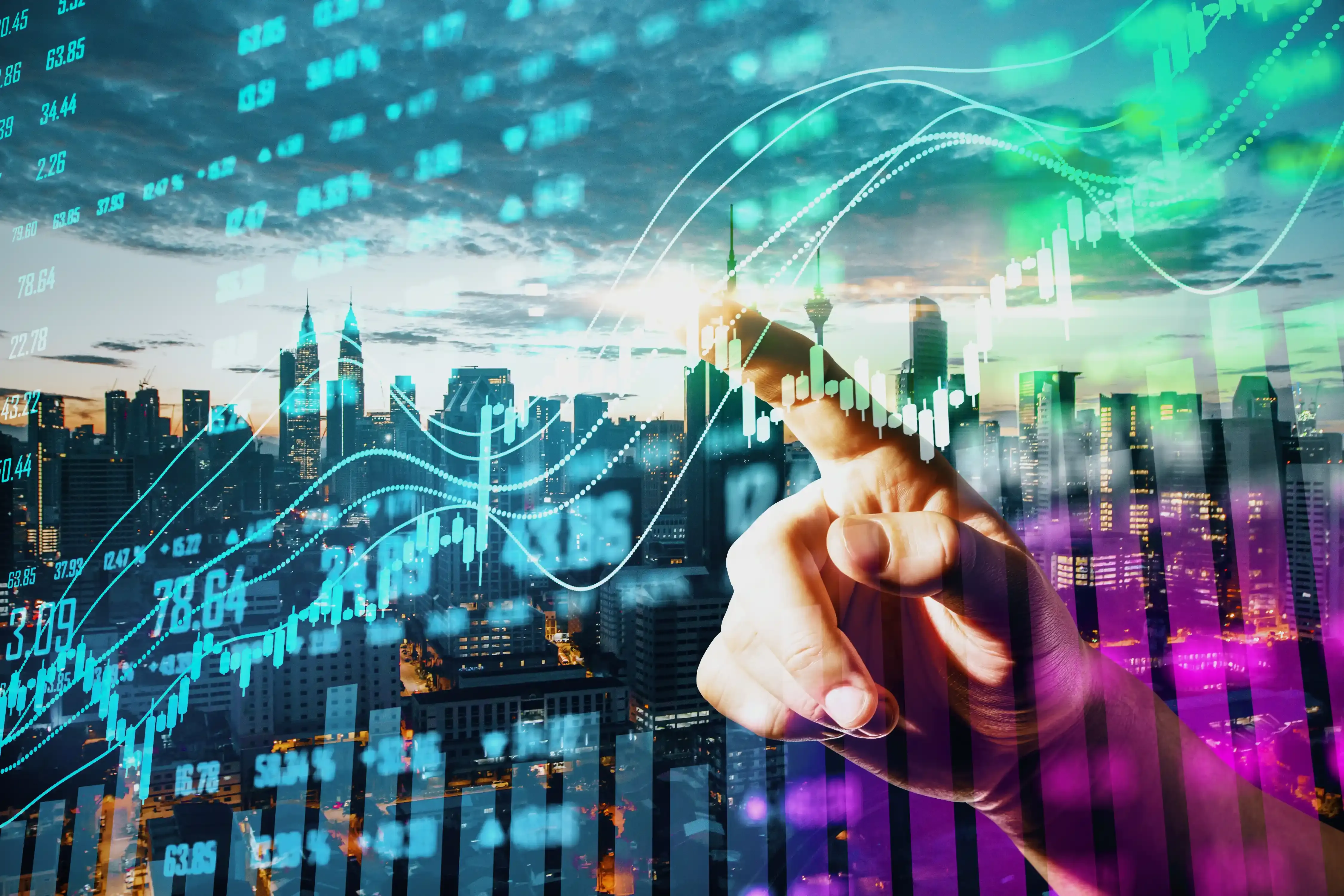 Imagen de una mano viendo graficas