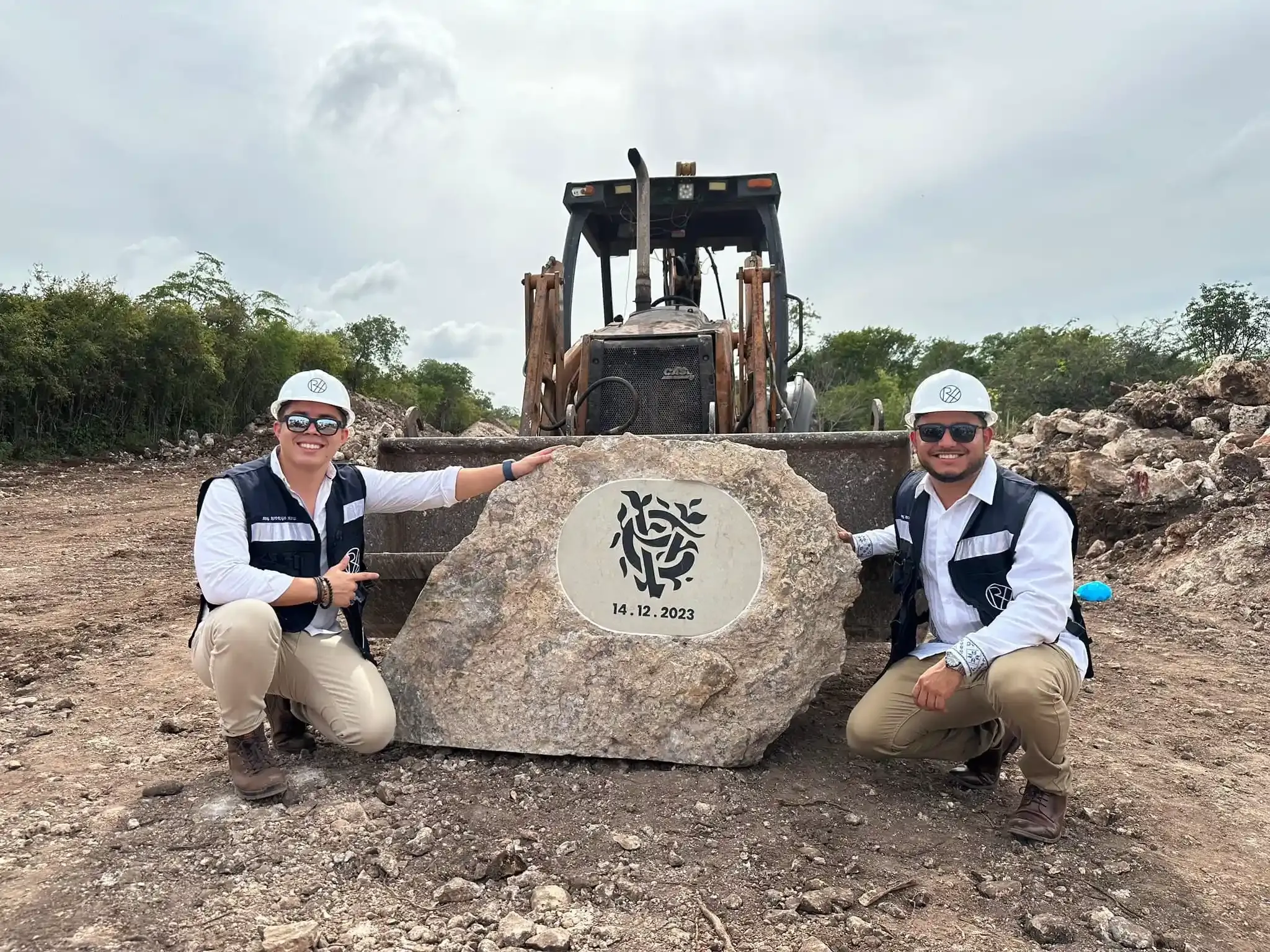 Rodrigo Hoil y Ricardo Herrera en la primera piedra de Gran Verona