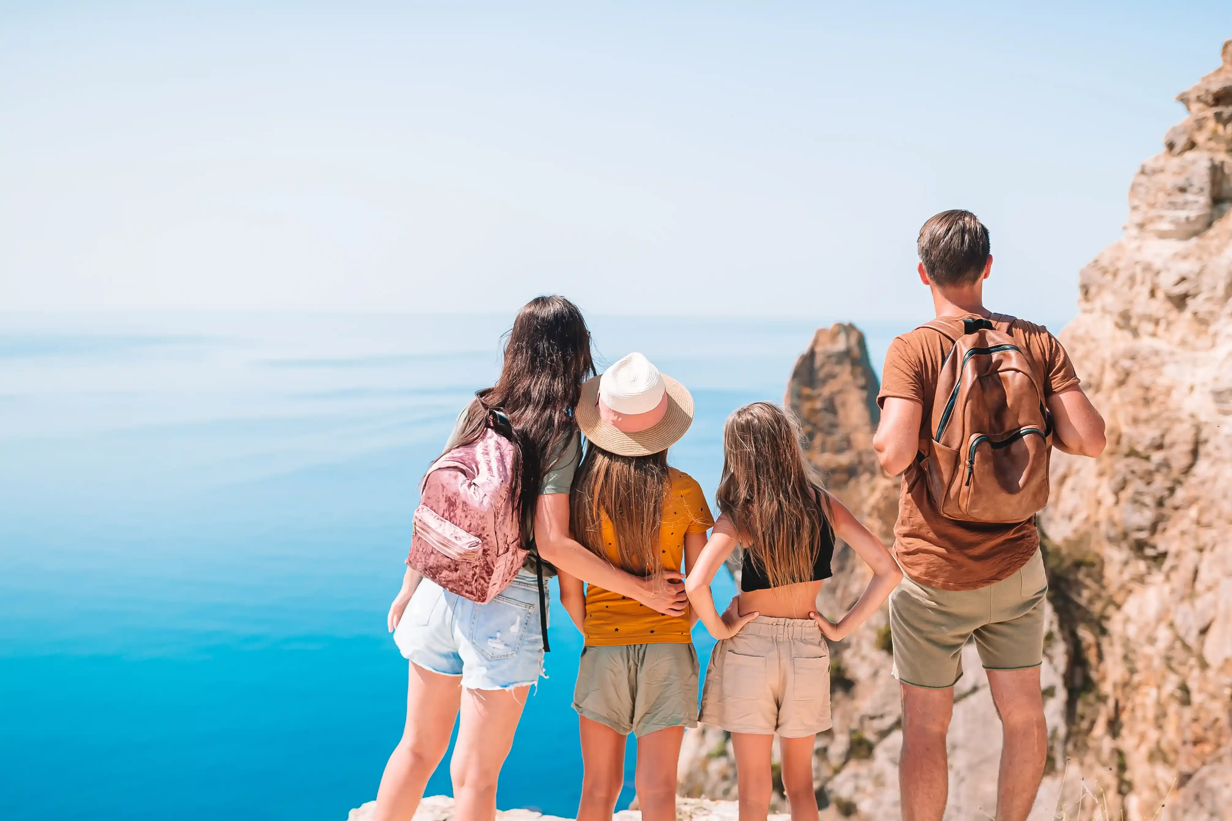 Familia en el cerro de una montaña