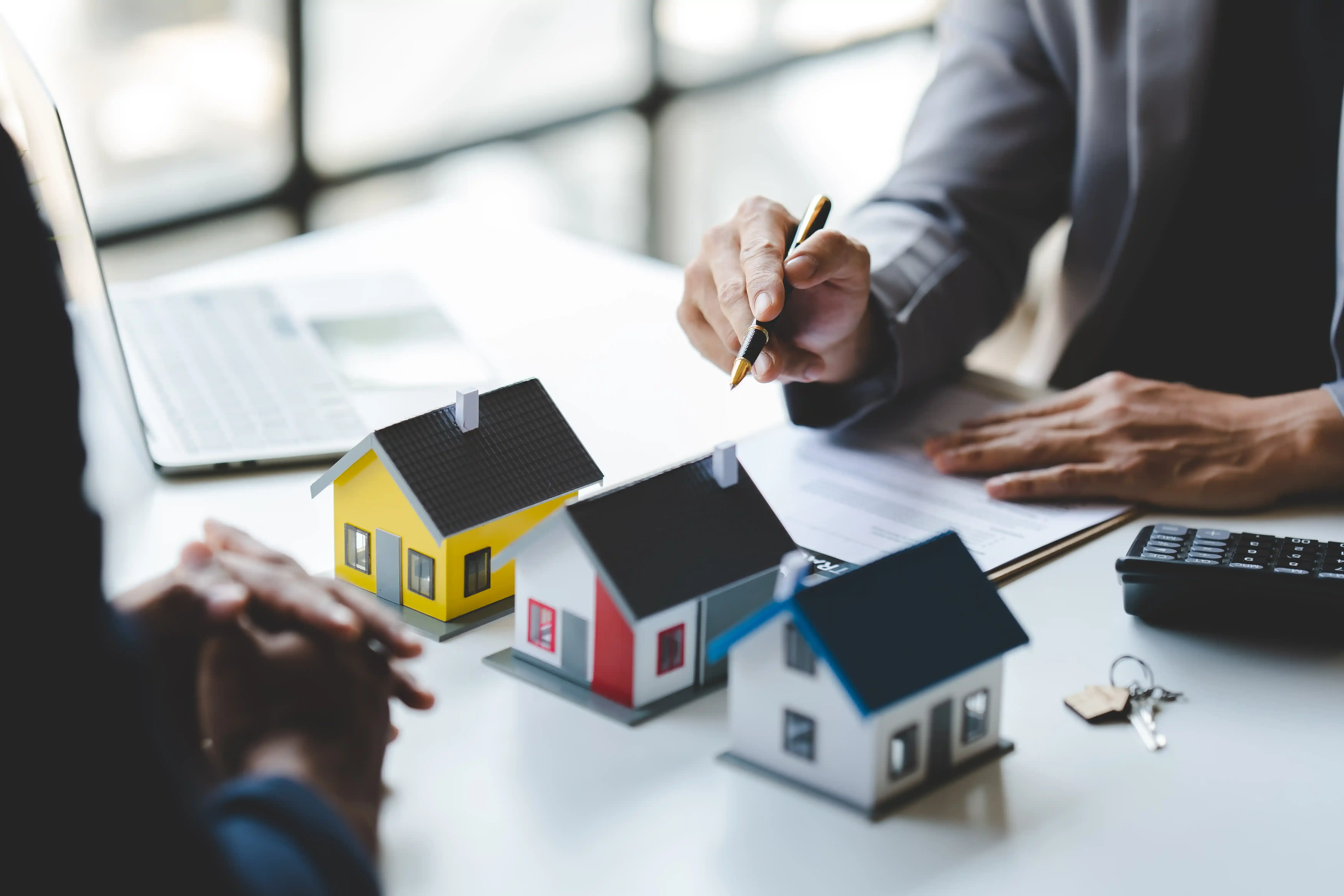 Asesor vendiendo y firmando contratos