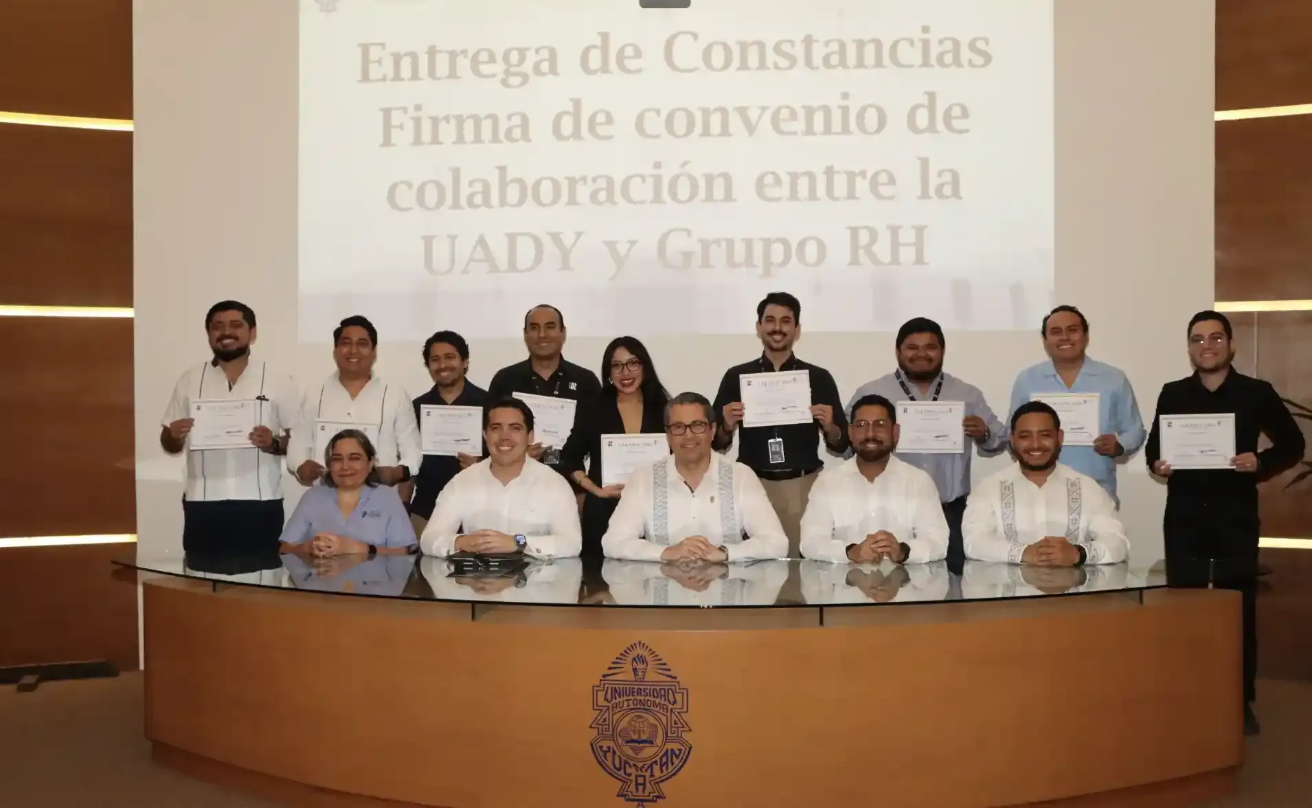 Grupo RH con el convenio de la UADY